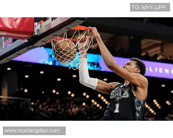 勇士与马刺西部决赛第二场激战回顾与精彩瞬间分析